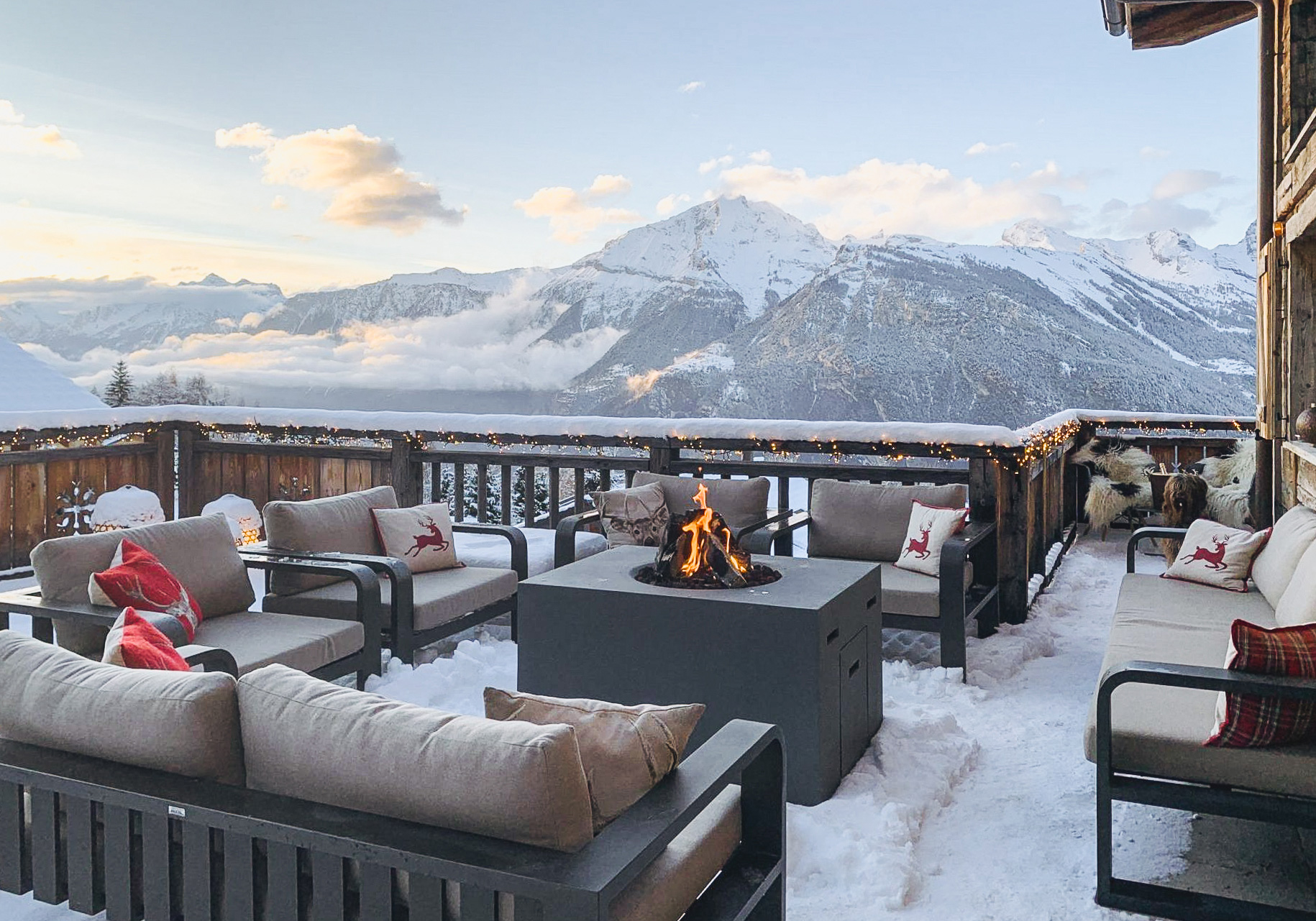 7-Verbier-luxury-chalet-holiday-rental-outdoor-lounge-VR1001.jpg