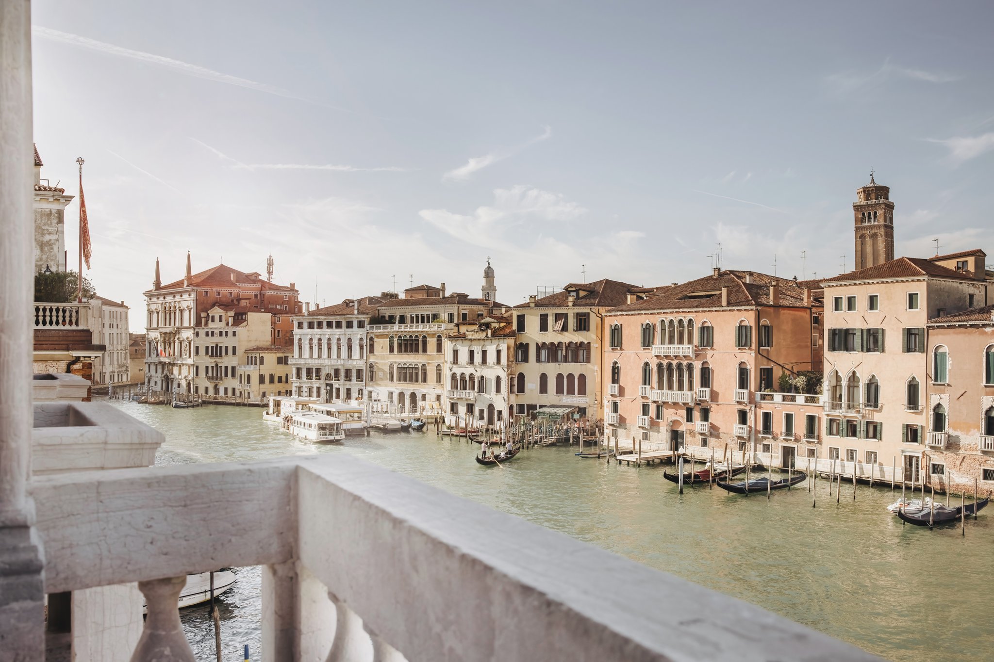 38-Venice-Luxury-Holiday-apartment-palazzo-view-VC1001.jpg